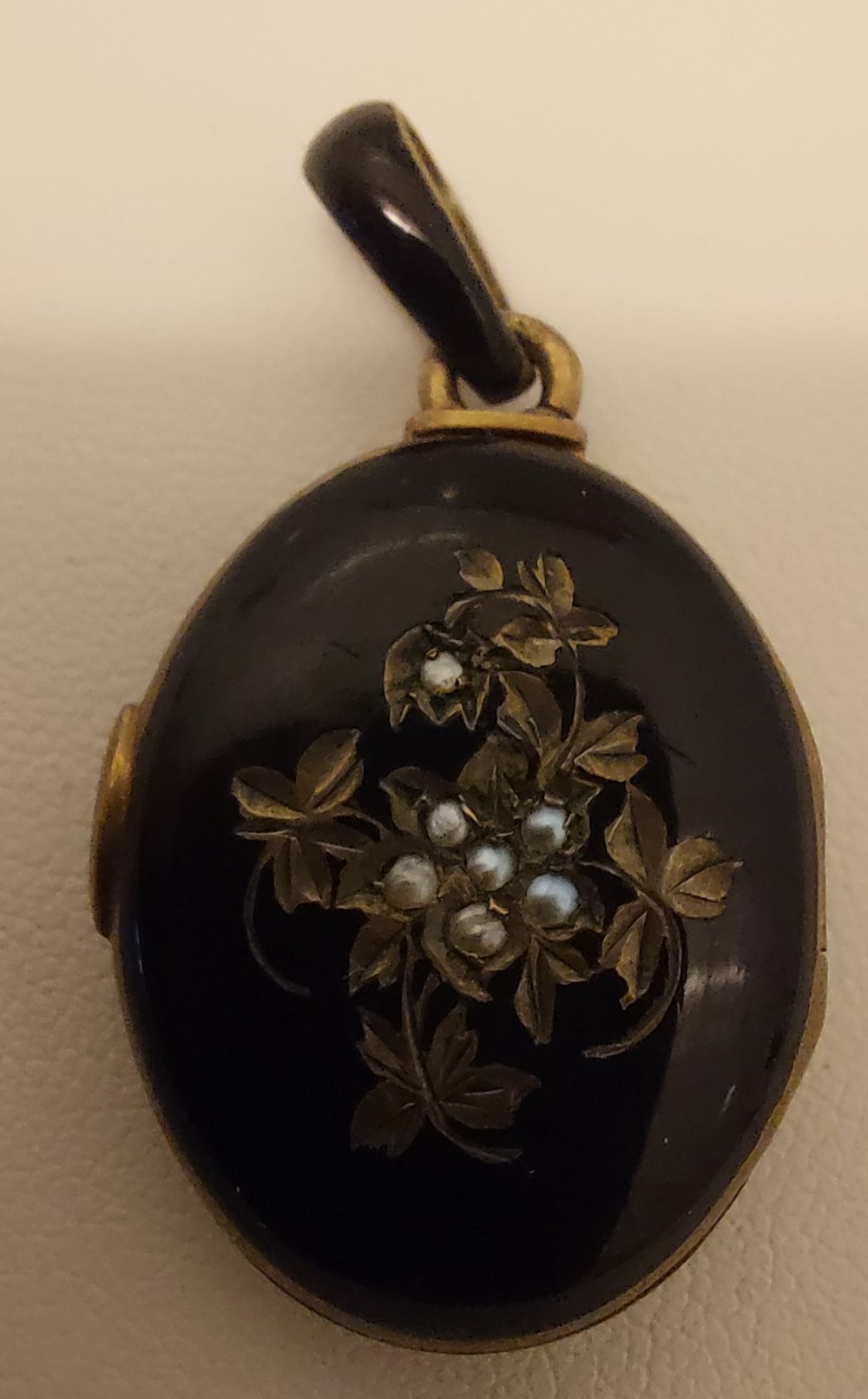 art antiquities medaljong guld och emalj