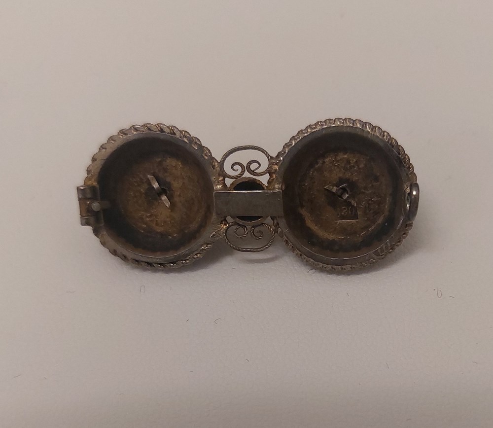Brosch med emaljdekor art antiquities brosch med emaljdekor
