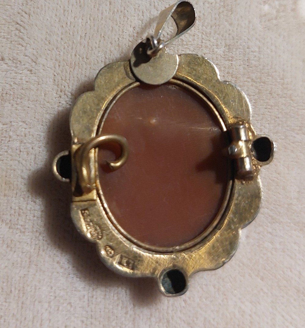 Hänge med camé, förgyllt silver. art antiquities hange med came forgyllt silver