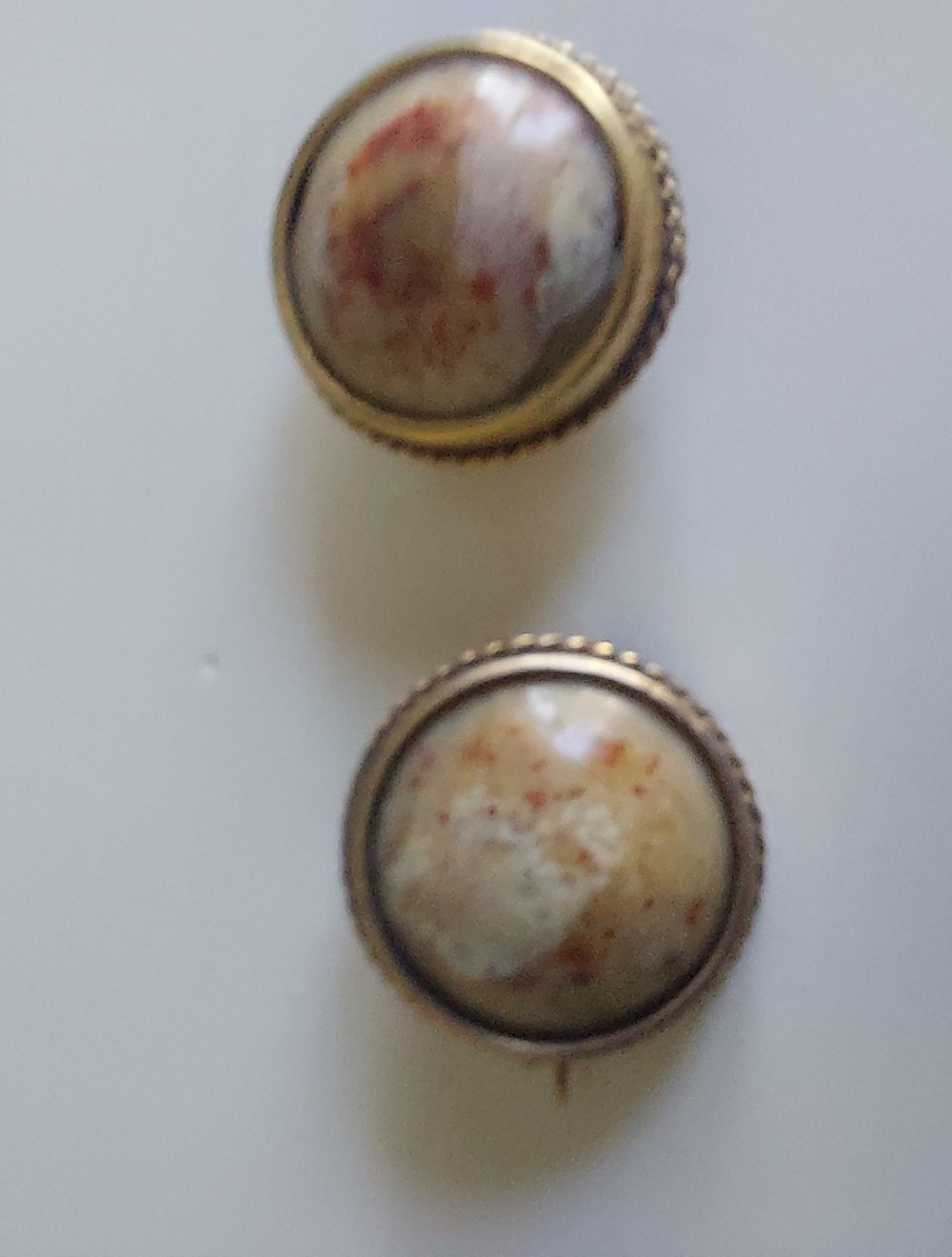 Knapp och brosch, sten art antiquities knapp och brosch sten