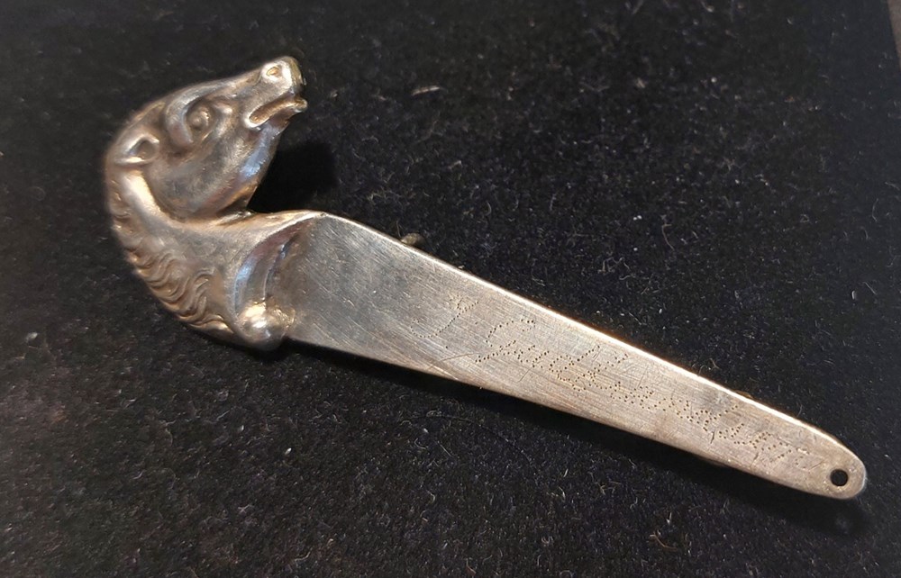 Brosch silver hästhuvud art antiquities brosch silver hasthuvud