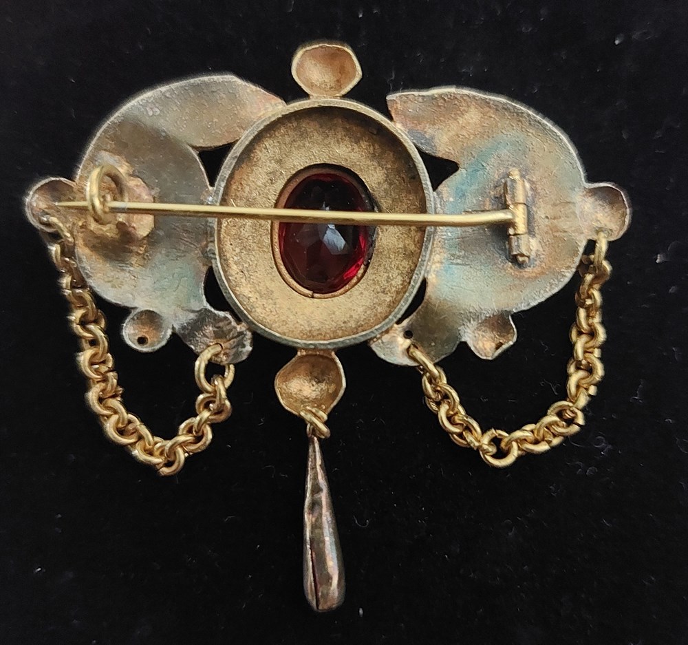 Brosch, röd sten art antiquities brosch rod sten