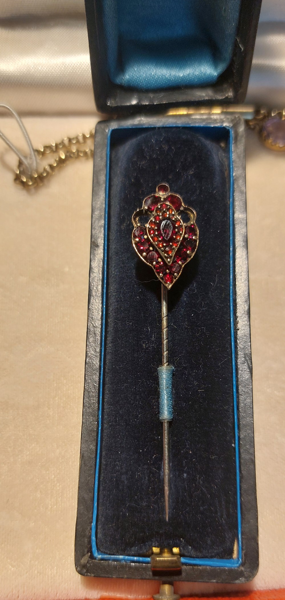 Kravattnål,granater, guld art antiquities kravattnal granater guld