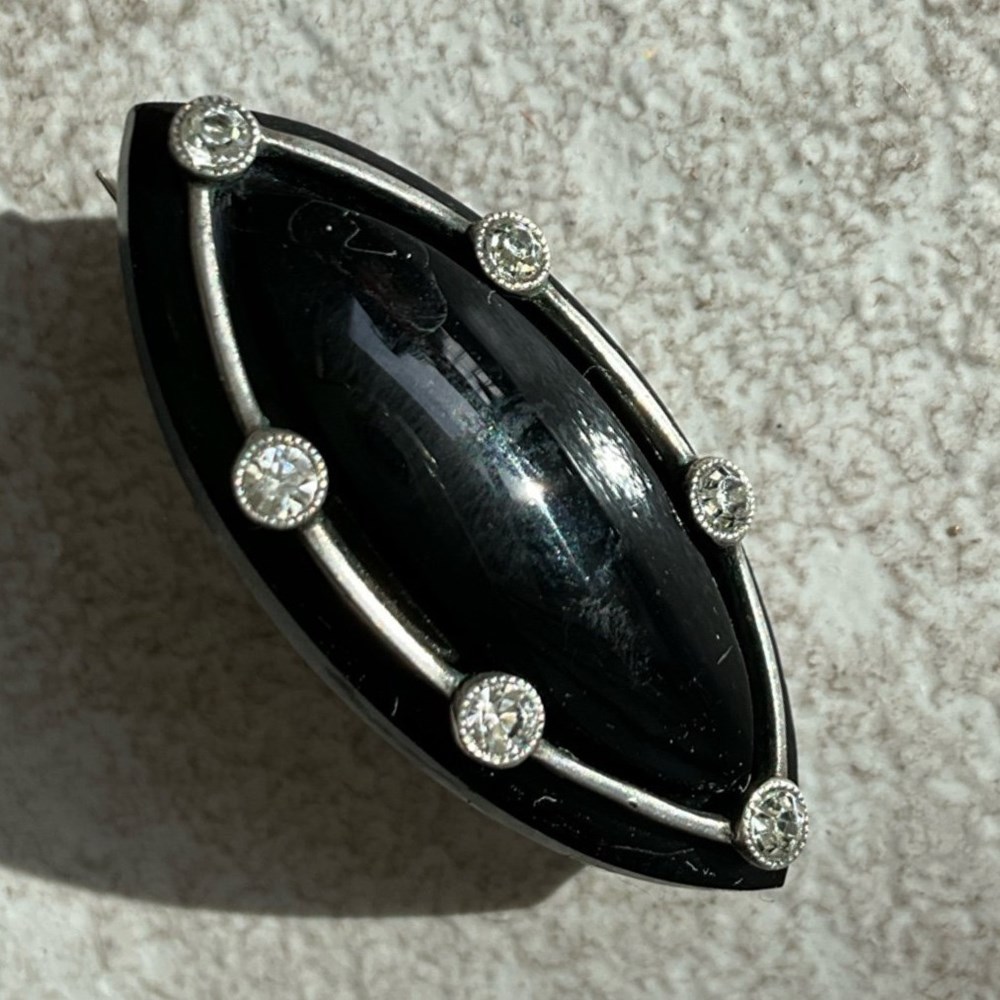 antiquities brosch svart onyx vita stenar infattade i silver