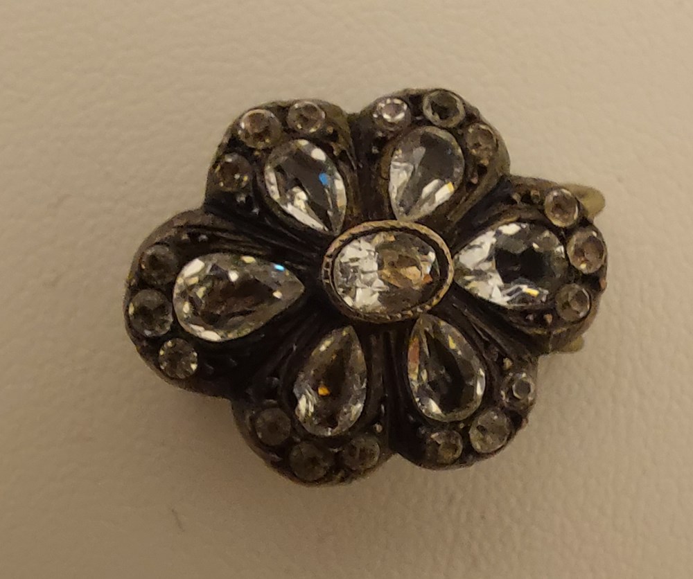 art antiquities brosch silver med vita stenar