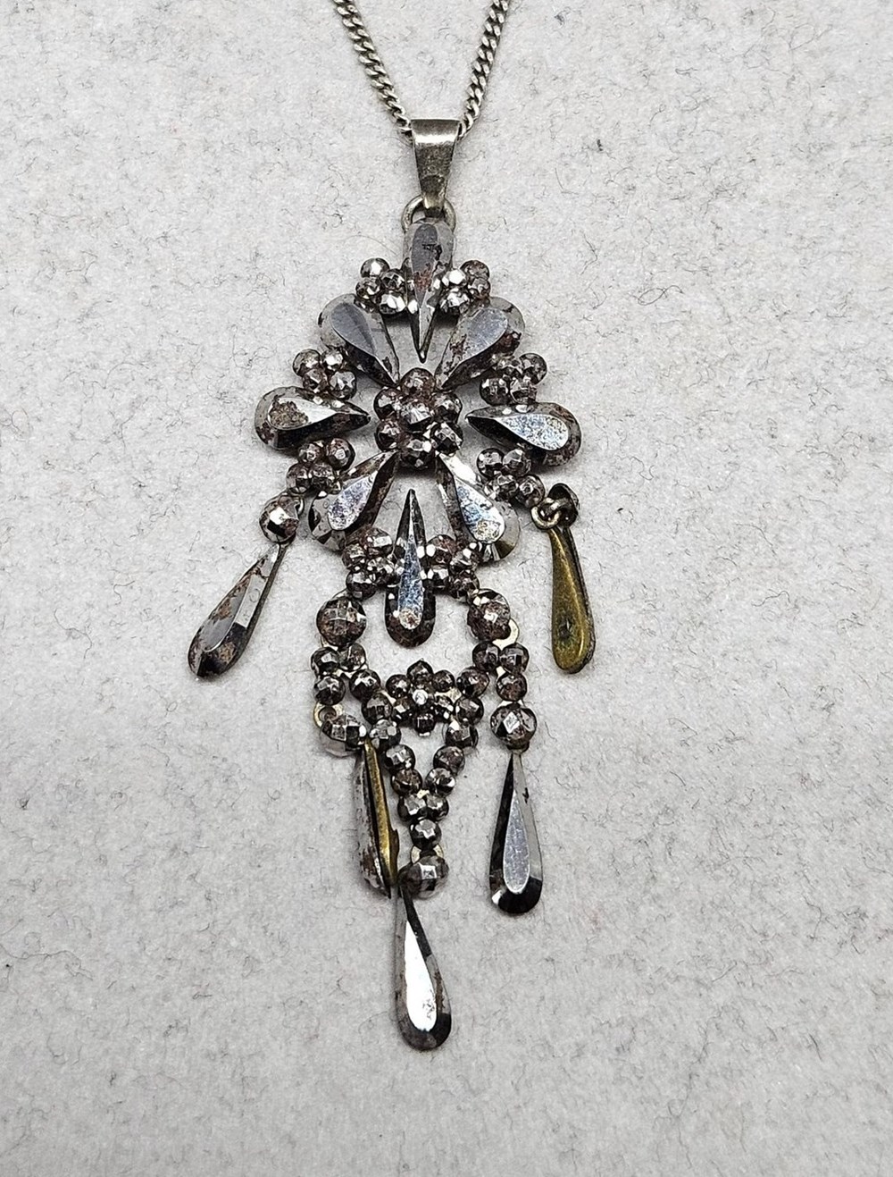 art antiquities cut steel hange silverkedja