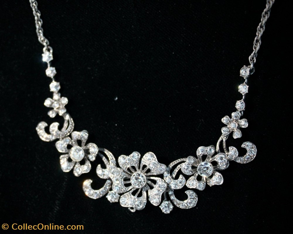 Collier paste art antiquities collier paste