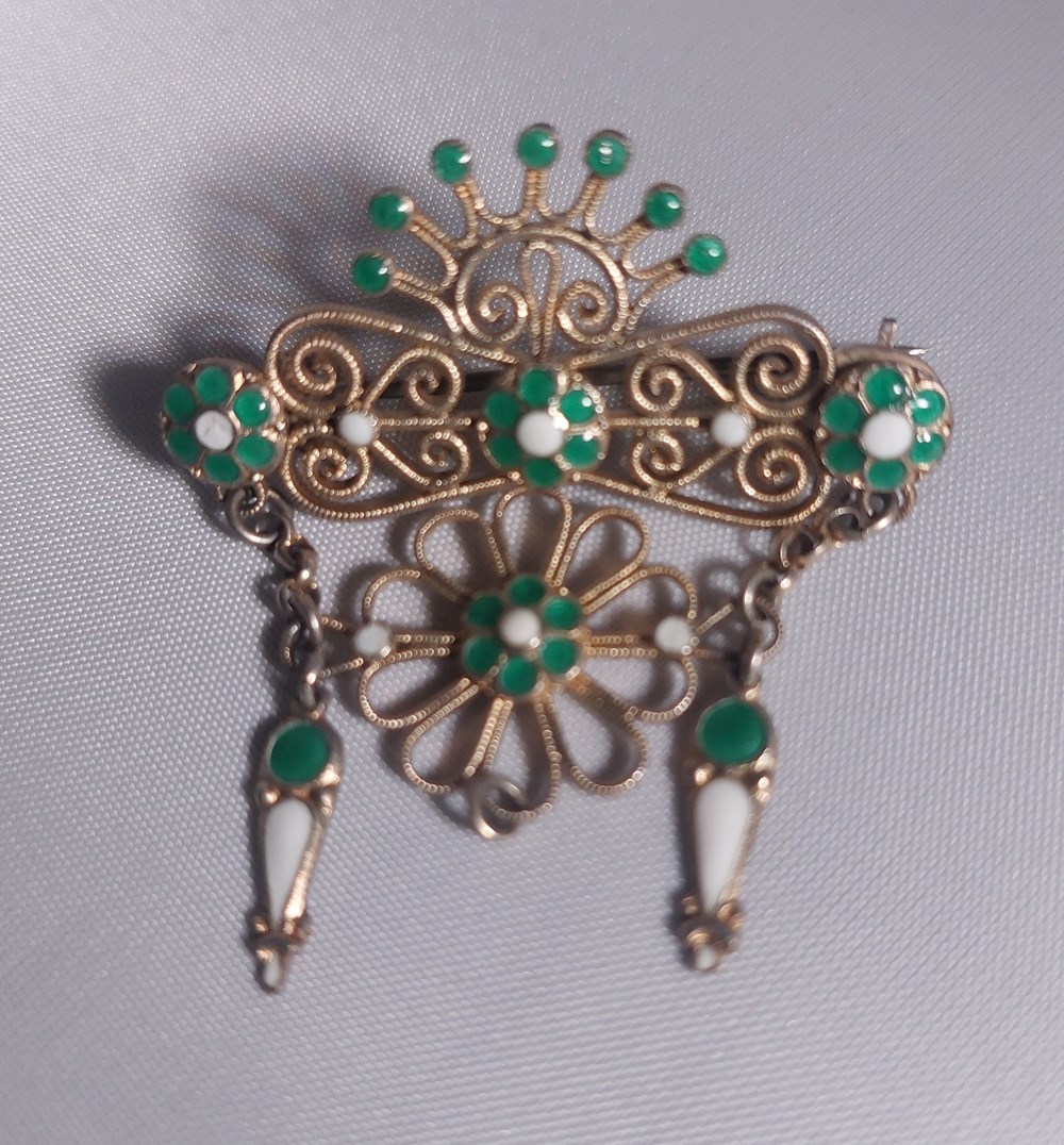 Brosch med emaljdekor art antiquities brosch med emaljdekor