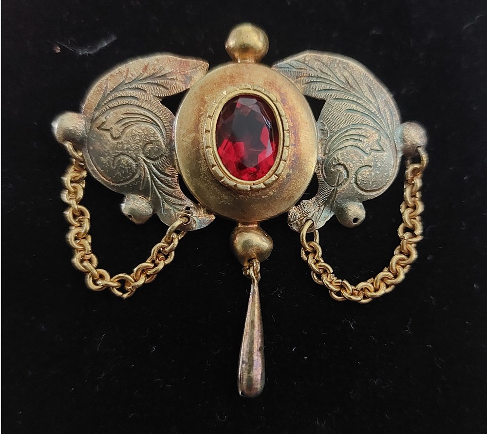 Brosch, röd sten art antiquities brosch rod sten
