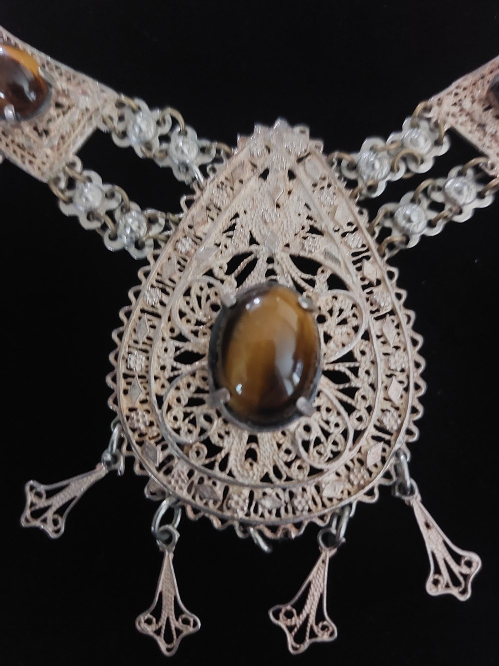 Stort collier tigeröga art antiquities stort collier tigeroga