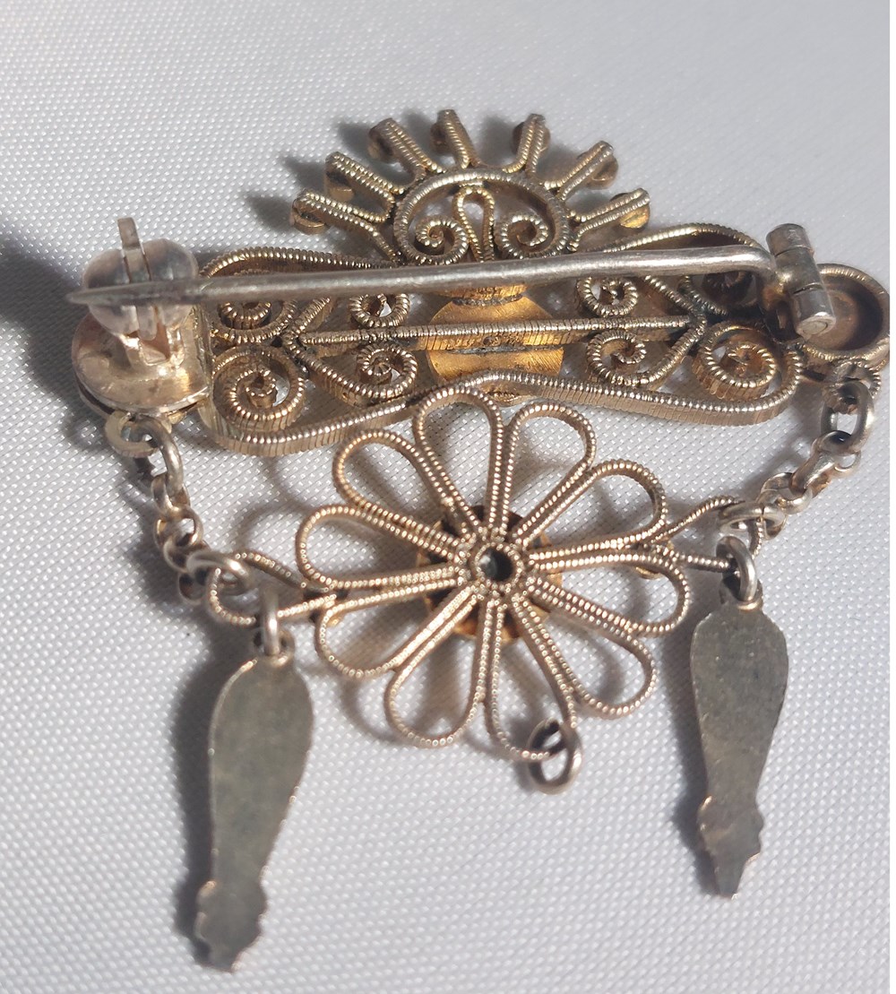 Brosch med emaljdekor art antiquities brosch med emaljdekor