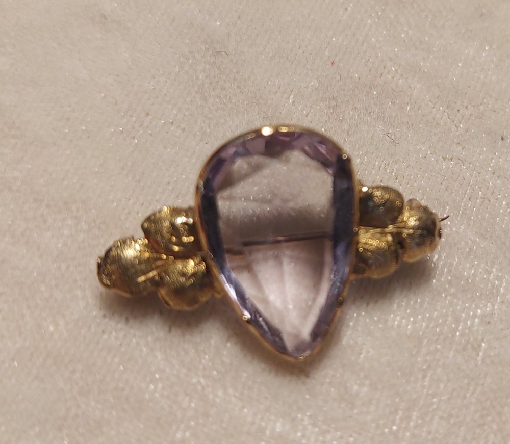 Brosch, guld och ametist art antiquities brosch guld och ametist