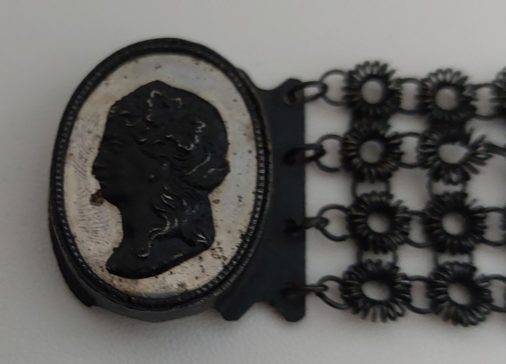 Berliner eisen, armband med profil art antiquities berliner eisen armband med profil