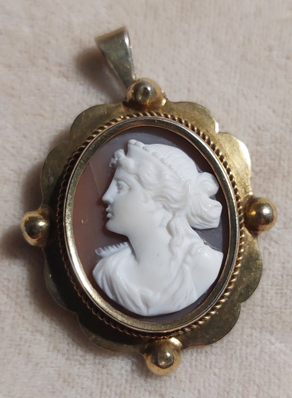 Hänge med camé, förgyllt silver. art antiquities hange med came forgyllt silver