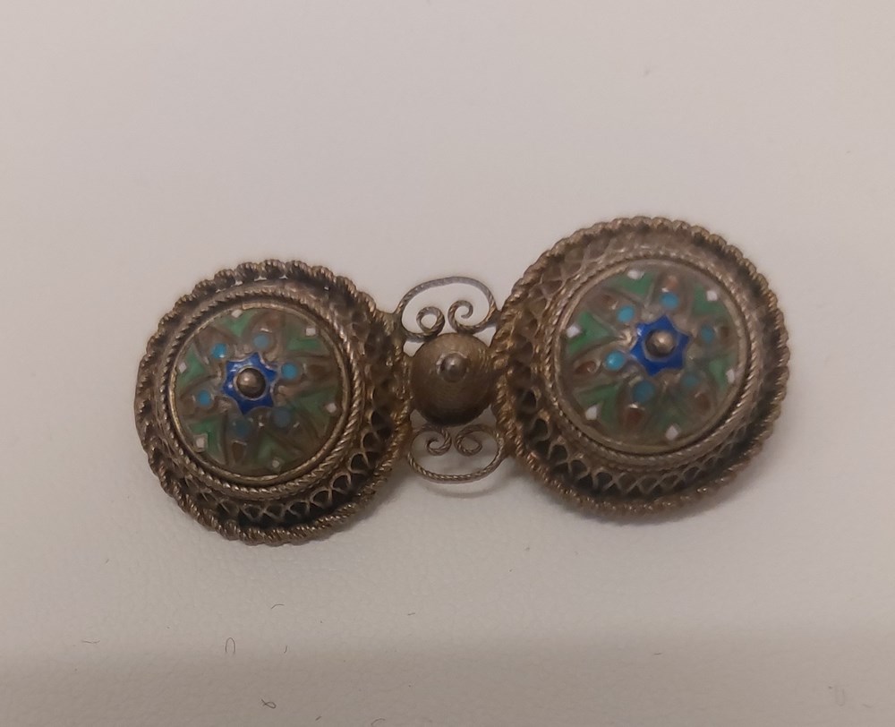 Brosch med emaljdekor art antiquities brosch med emaljdekor