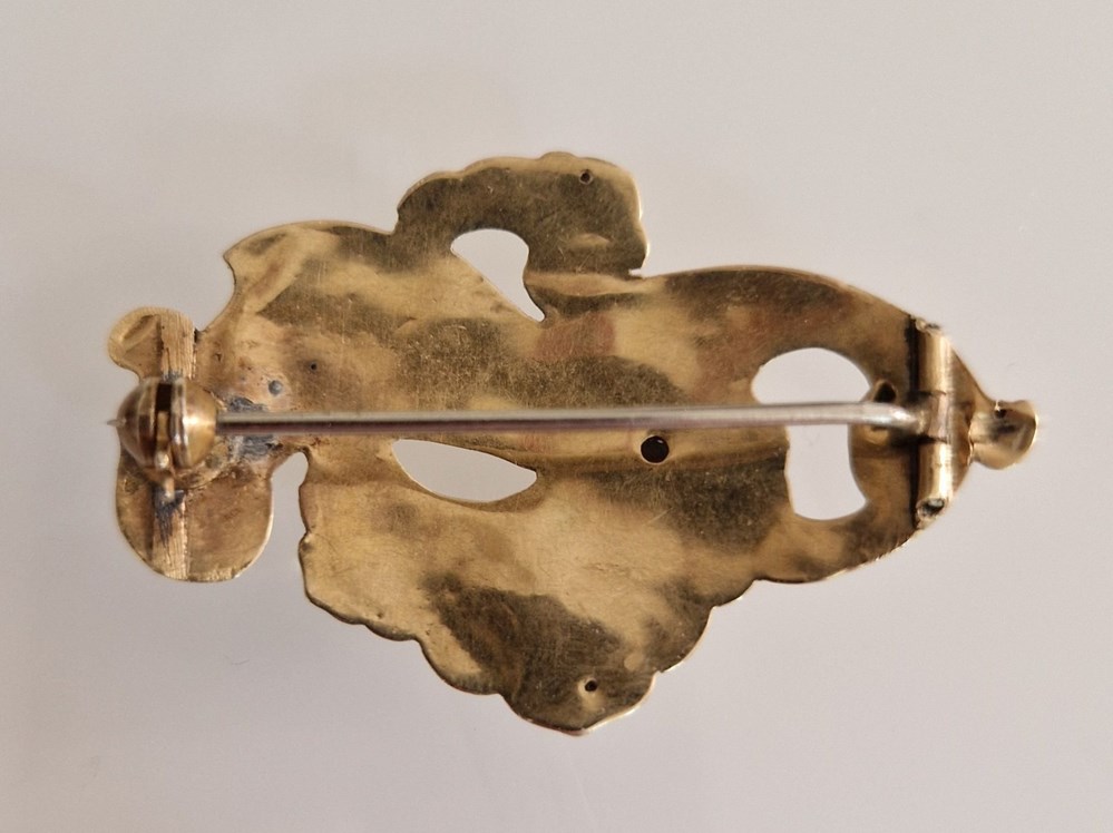 art antiquities brosch emaljinlaggningar guld