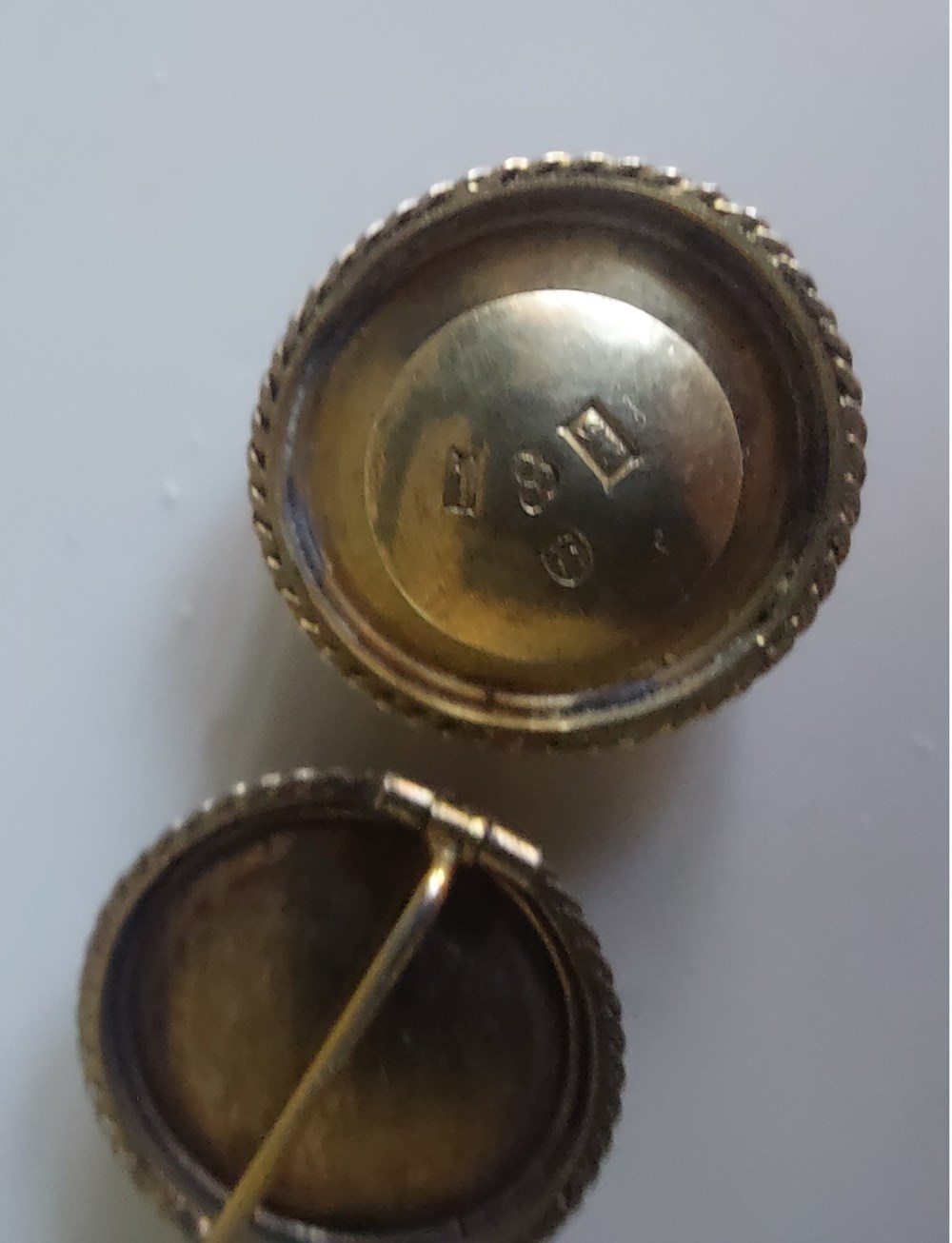 Knapp och brosch, sten art antiquities knapp och brosch sten