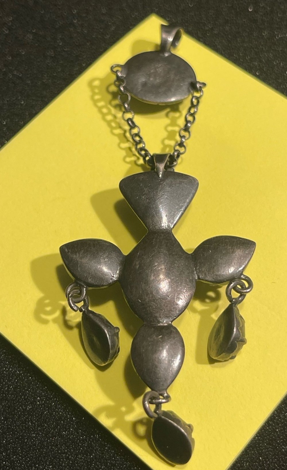 art antiquities hange silver med infattade vita stenar