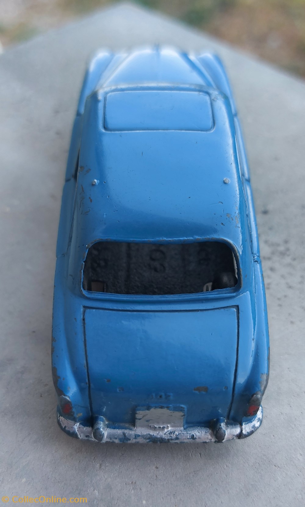 Peugeot 403 berline – sans vitre bleu nattier 24B 4 modeles reduits voitures peugeot 403 berline sans vitre bleu nattier 24b