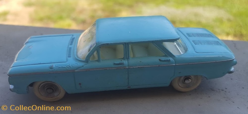 Chevrolet Corvairbleu clair modeles reduits voitures chevrolet corvairbleu clair