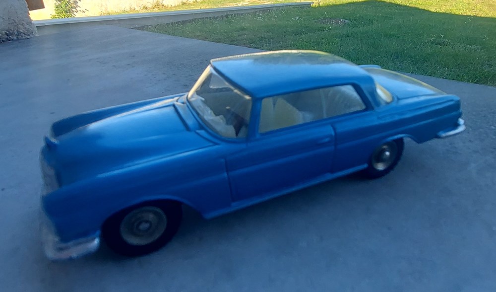 MERCEDES 300 SE BLEUE METALLISEE modeles reduits voitures mercedes 300 se bleue metallisee