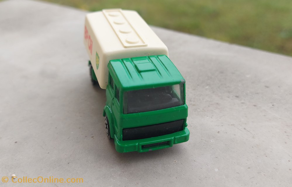 CAMION BP OIL CORGI 2 modeles reduits camions camion bp oil corgi