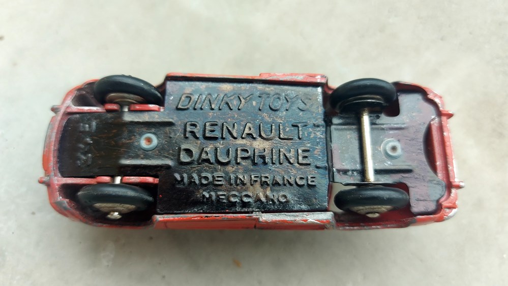 Renault Dauphine – sans vitres rouge modeles reduits voitures renault dauphine sans vitres rouge