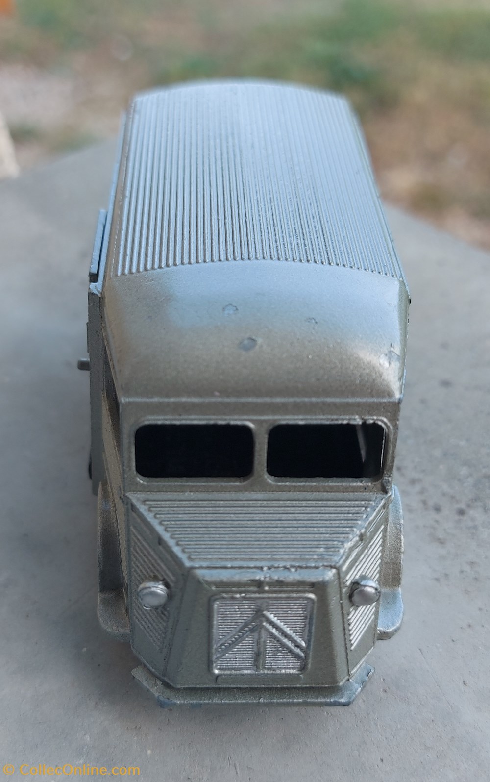 Citroën H 1200kg gris doré métallisé 25C 2 modeles reduits voitures citroen h 1200kg gris dore metallise 25c