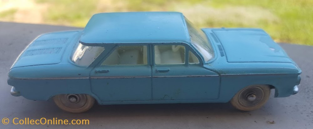 Chevrolet Corvairbleu clair 3 modeles reduits voitures chevrolet corvairbleu clair