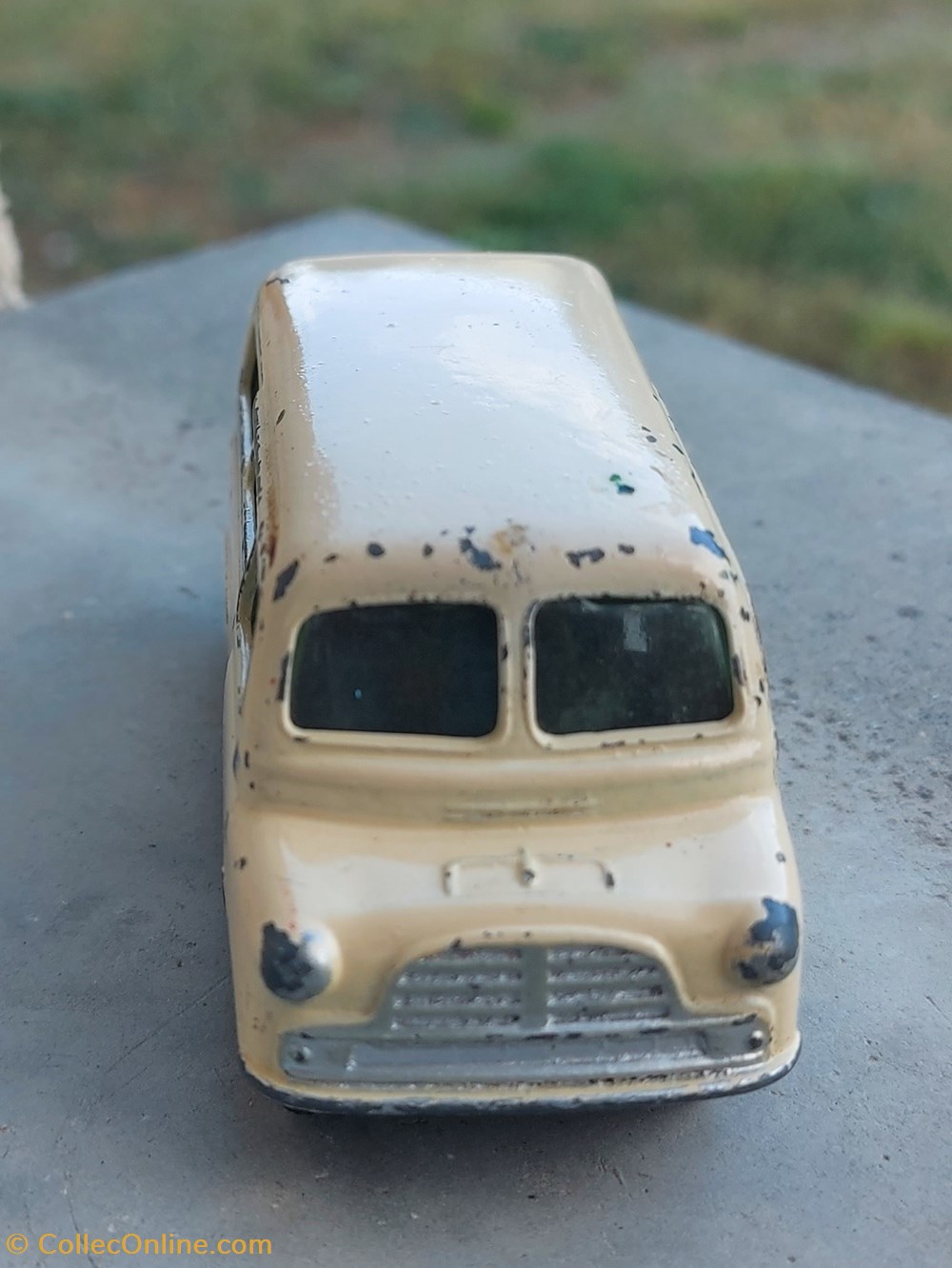 modeles reduits voitures bedford ambulance blanche