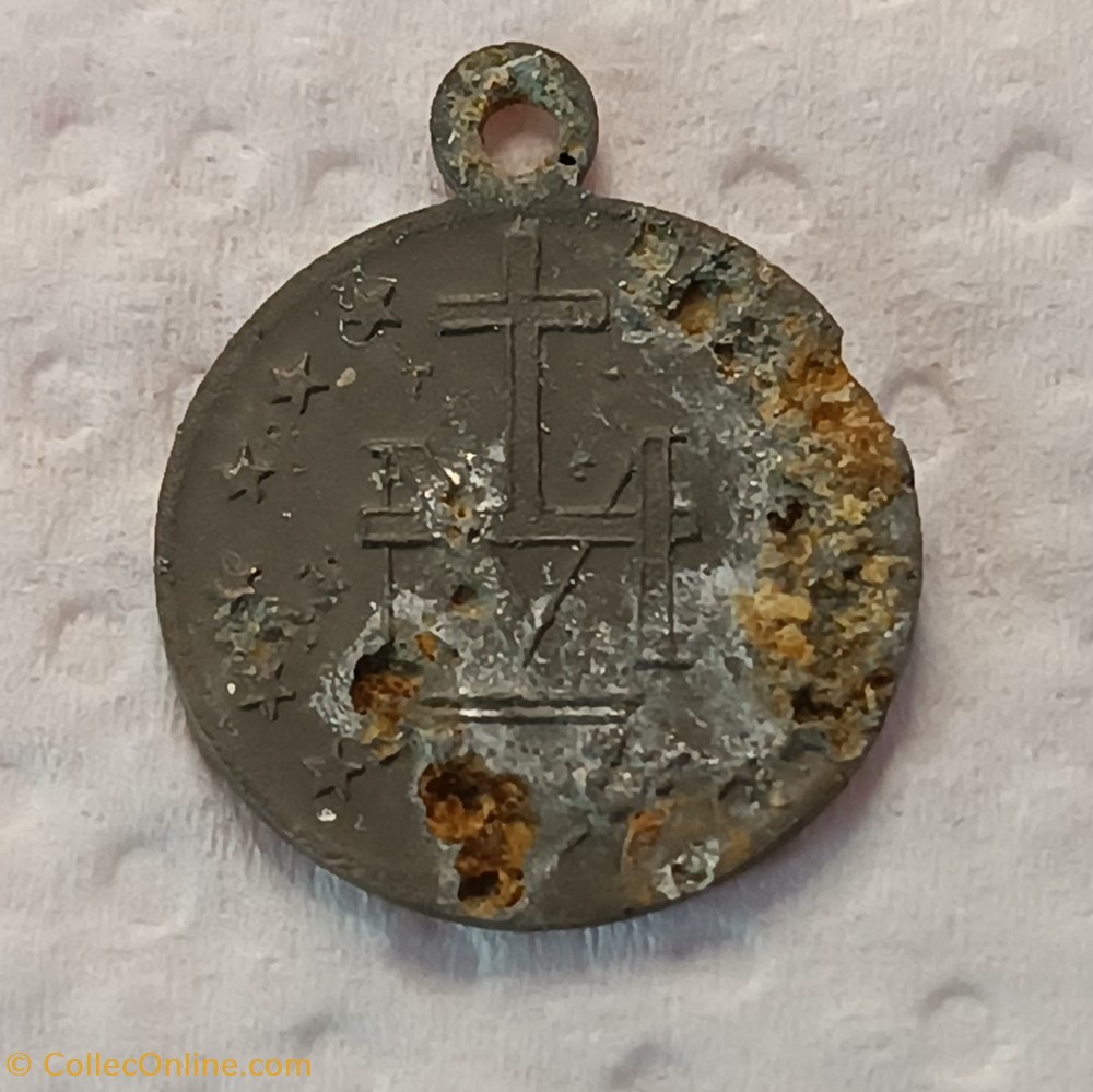 medailles 007 la medaille miraculeuse qui a sauve la planete 2 le retour
