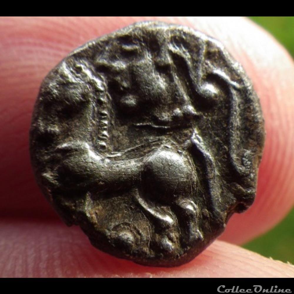 Série 1079 DT 3416 Drachme à la tête coupée sur le cheval monnaie antique gauloise serie 1079 dt 3416 drachme a la tete coupee sur le cheval