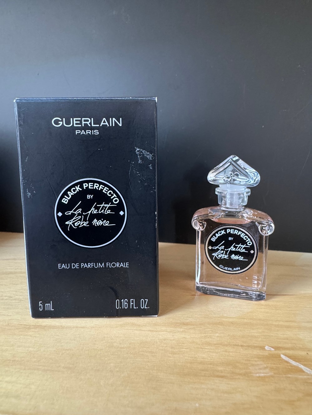 GUERLAIN - La Petite Robe Noire (Travellers Exclusive) 4 parfums beaute miniatures guerlain la petite robe noire travellers exclusive
