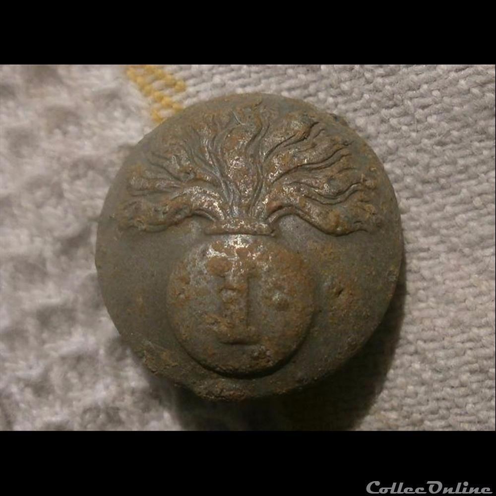 à la grenade 1er régiment de carabiniers 27 février 1825 à 1845 bouton militaire infanterie a la grenade 1er regiment de carabiniers 27 fevrier 1825 a 1845