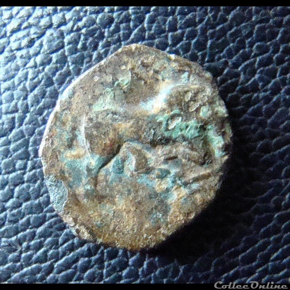 Bronze au taureau monnaie antique grecque bronze au taureau
