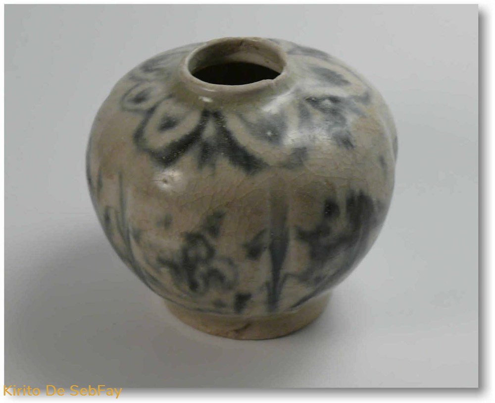 Jarre Ming avec toute sa glaçure bleue et décor incrusté rappelant la fleur de Pavot art antiquites jarre ming avec toute sa glacure bleue et decor incruste rappelant la fleur de pavot