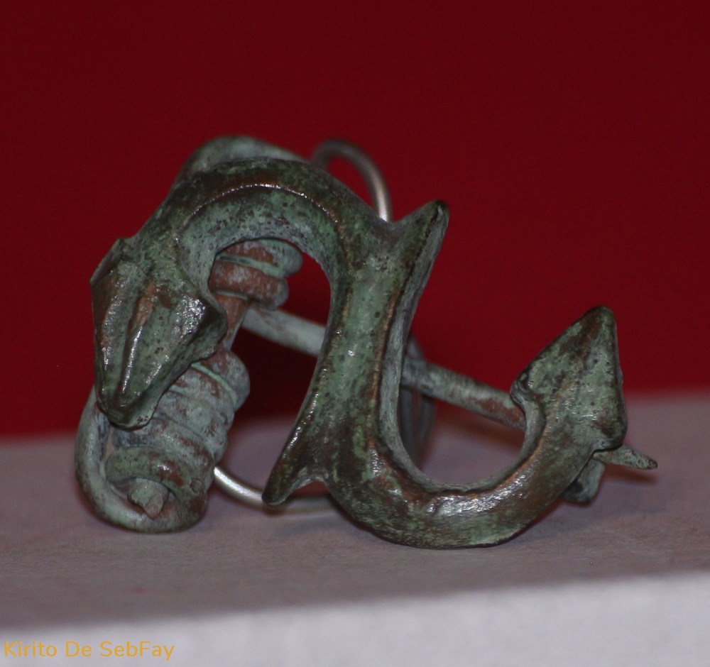 Fibule en forme de lettre : S. - Ier S. Ap. J.-C. au IVe S. Av. J.-C. bijoux horlogerie poitrine fibule en forme de lettre s ier s ap j c au ive s av j c