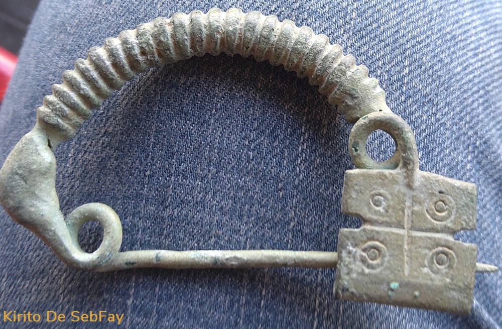 bijoux horlogerie de poitrine fibule ive s