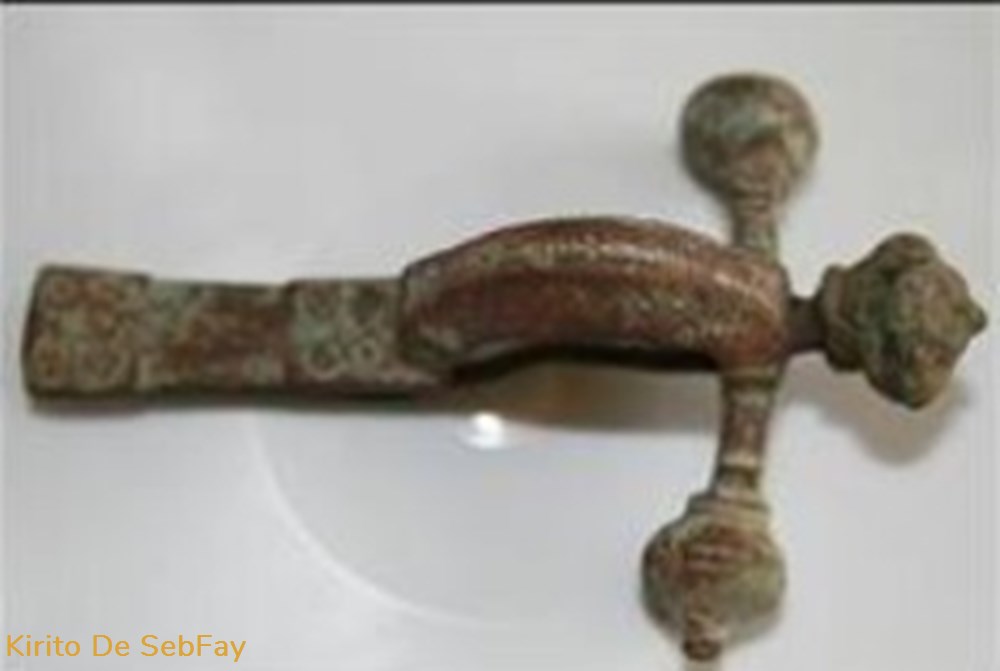 Fibule cruciforme bijoux horlogerie de poitrine fibule cruciforme