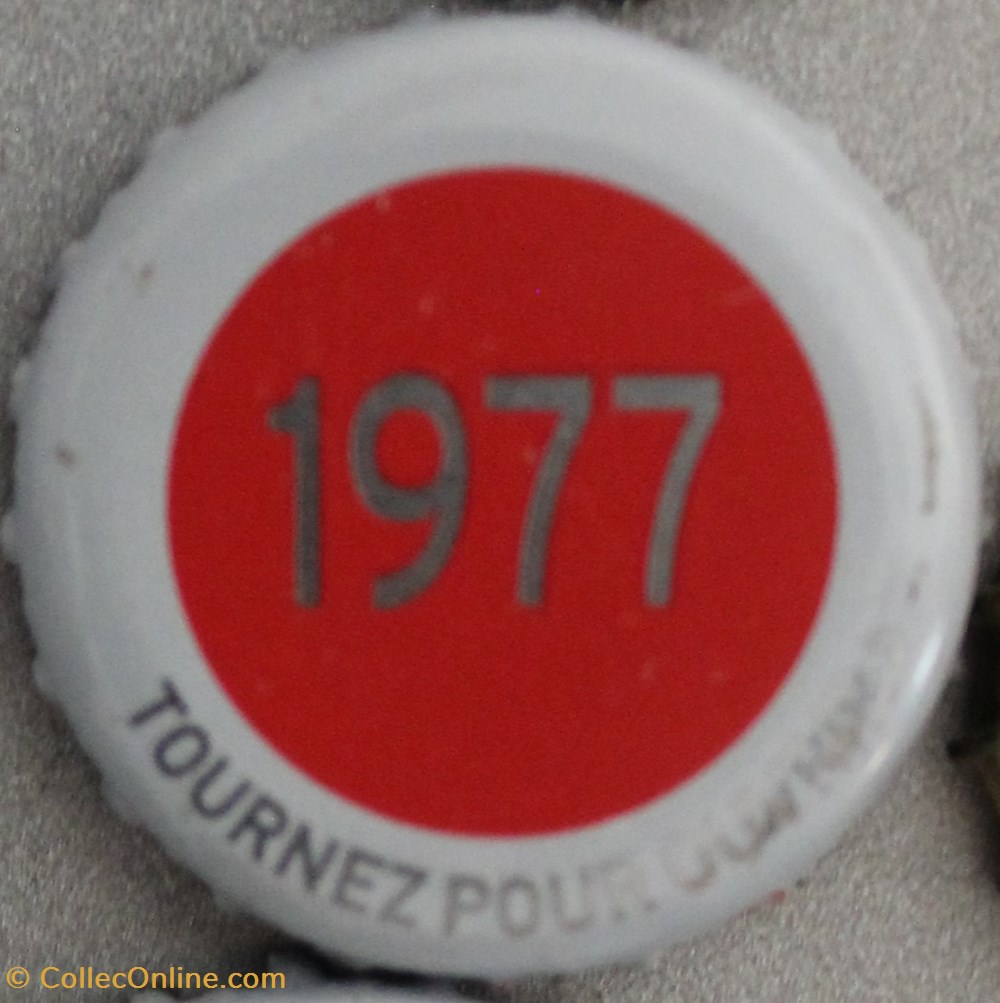 Série grise 1977 capsules muselets biere 1977 texte gris argente sur fond rouge 70eme anniversaire 1947 2017 brasserie kronembourg france