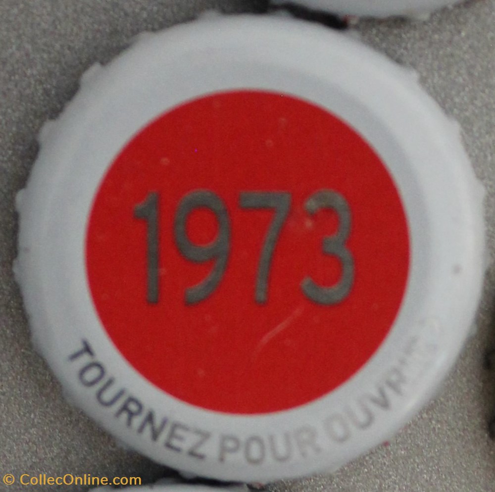 Série grise 1973 capsules muselets biere 1973 texte gris argente sur fond rouge 70eme anniversaire 1947 2017 brasserie kronembourg france