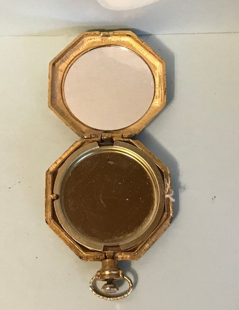 parfums beaute poudriers poudrier hexagonal facon montre