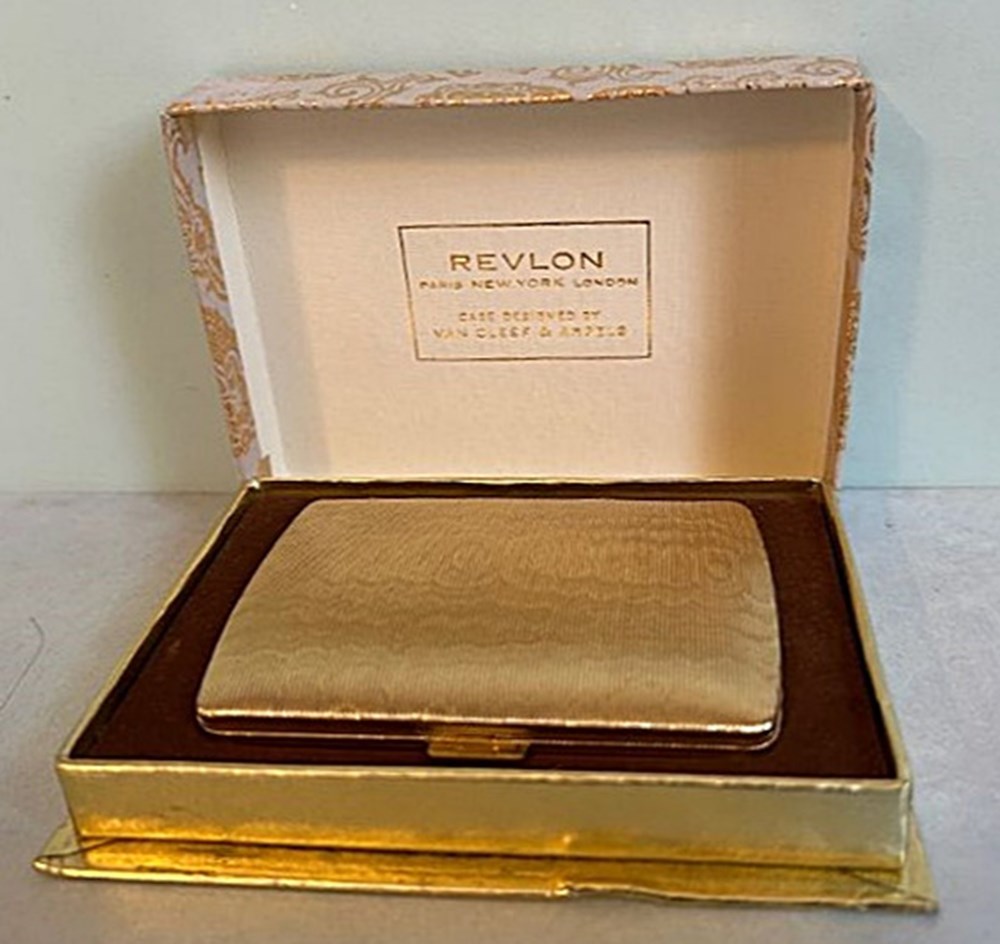 parfums beaute poudriers poudrier dore revlon dans sa boite
