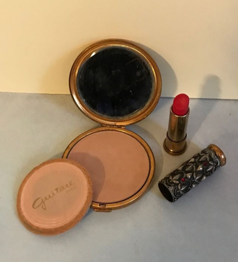 parfums beaute poudriers poudrier et son rouge a levres assorti