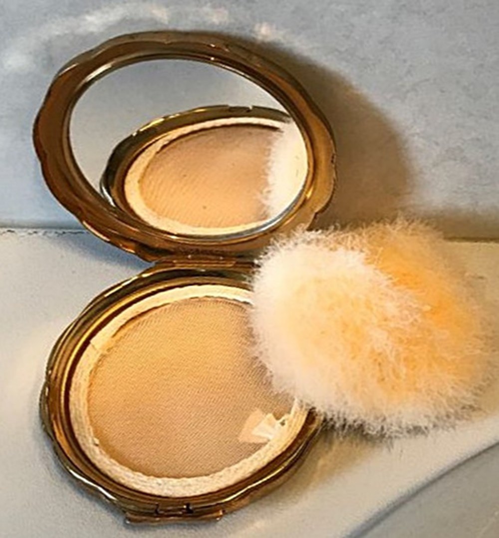 parfums beaute poudriers poudrier rond dore bord dentelle