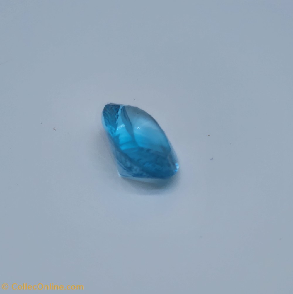 Topaze Bleu mineraux meteorites topaze bleu