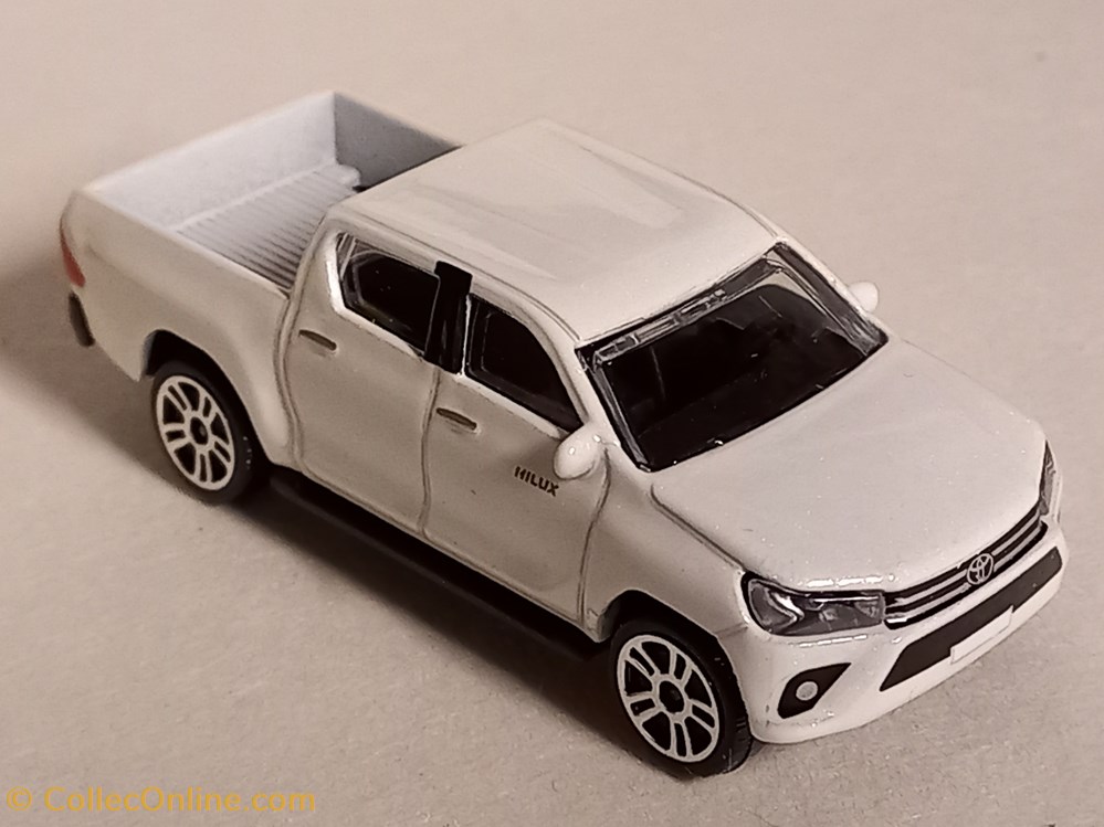 modeles reduits voitures toyota hilux revo
