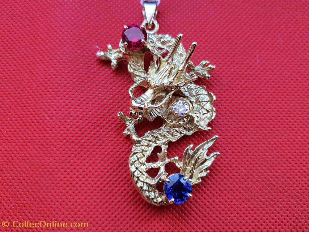 Pendentif Homme Dragon en or jaune 18 carats 2 bijoux horlogerie cou pendentif homme dragon en or jaune 18 carats