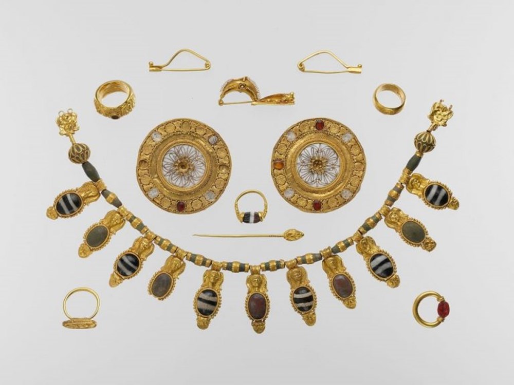 Set_of_jewelry_MET_DP122702-e1555425308266-768x576 set of jewelry met dp122702 e1555425308266 768x576