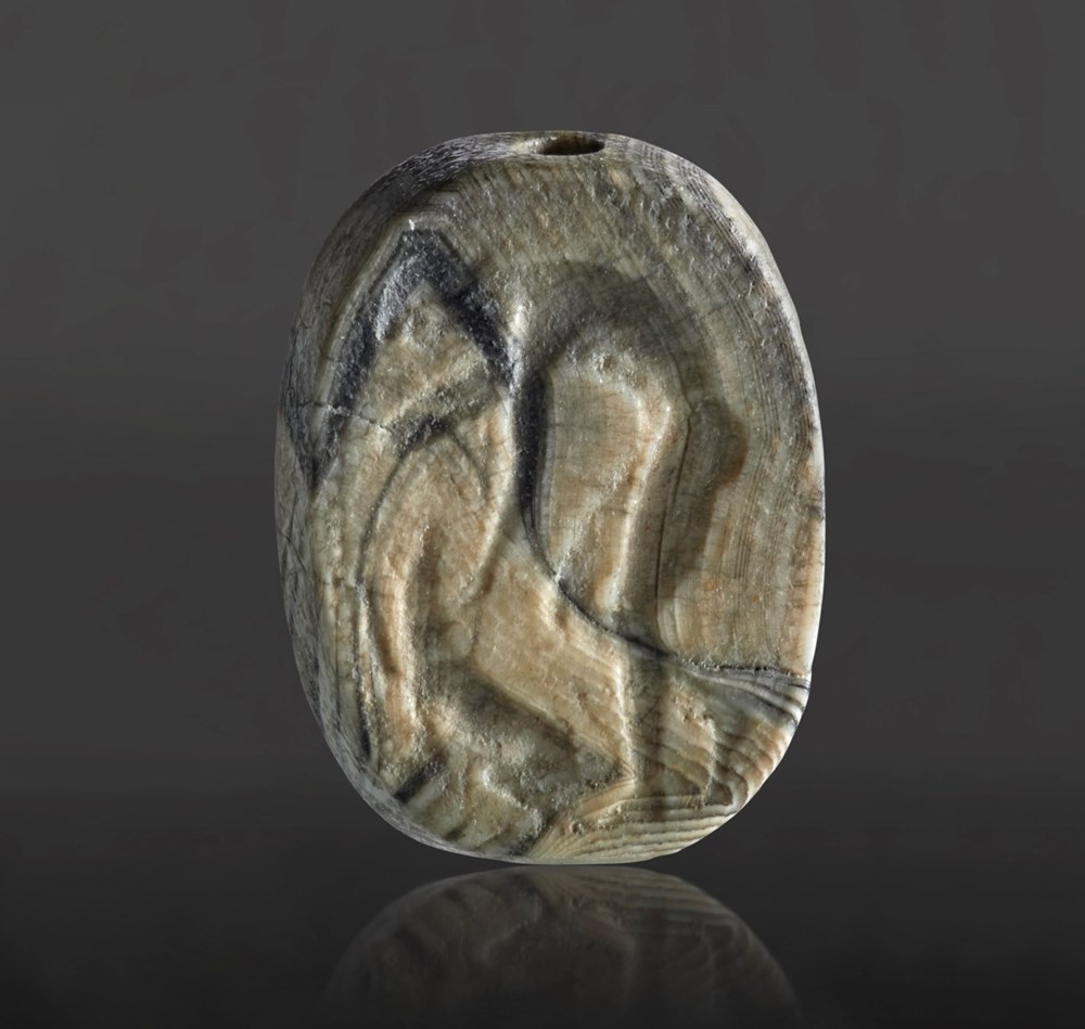 Scarabée Agate à Bagues Grecques : Homme et Chien, Fin de la Période Archaïque scarabee agate a bagues grecques homme et chien fin de la periode archaique